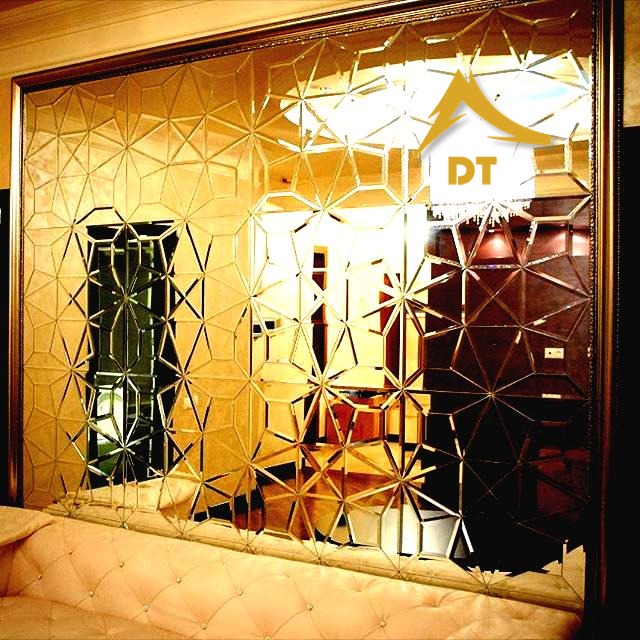 آینه طلایی در دکوراسیون