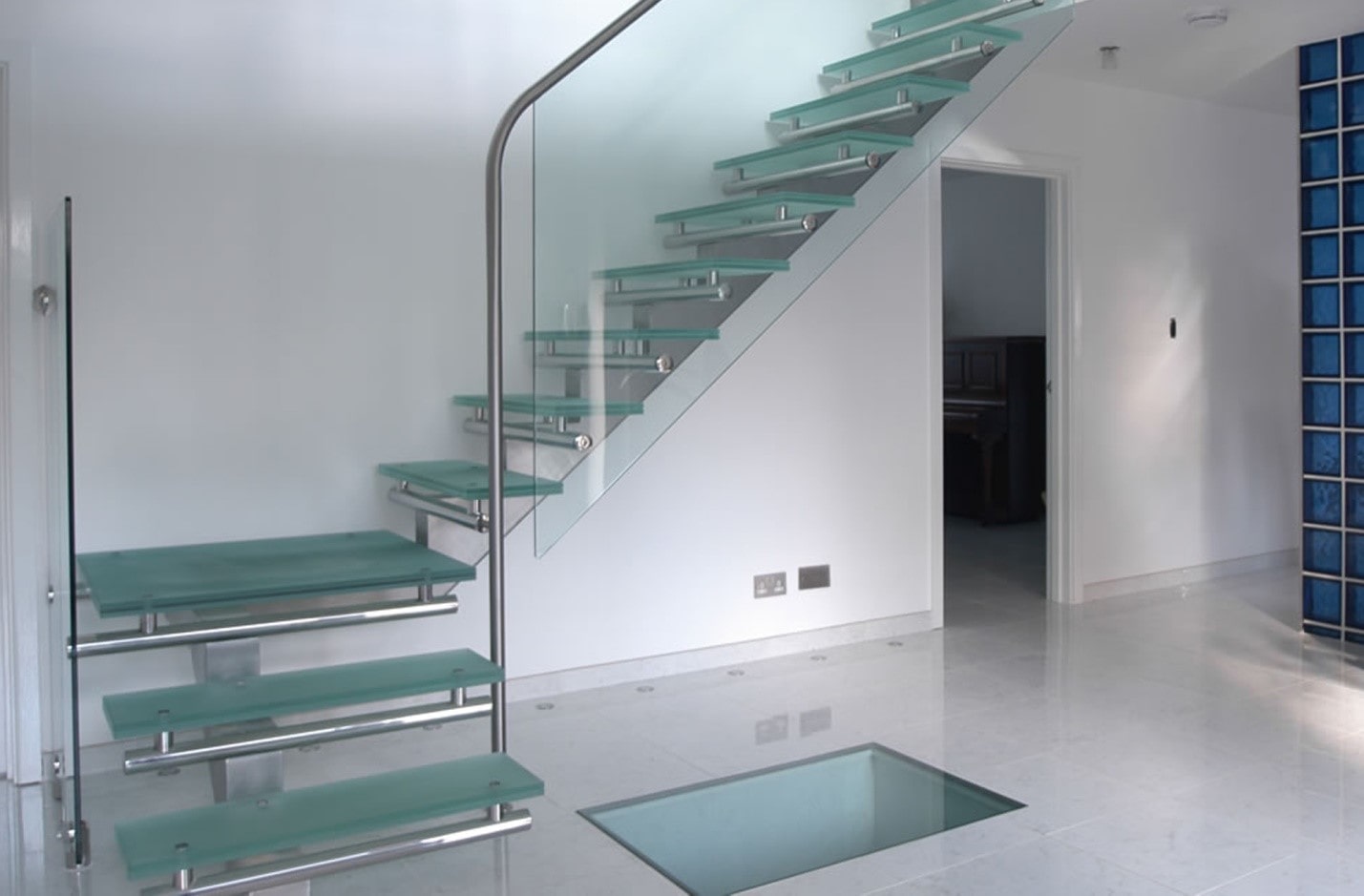 آیا پله ی شیشه ای خطرناک است؟ | شرکت معماری و دکوراسیون دکوطرح 09122460089